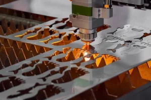 Machine découpe laser en train de découper une plaque métallique