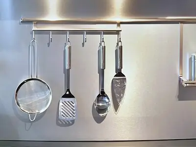 Choisissez la matière parfaite pour votre crédence métallique sur-mesure