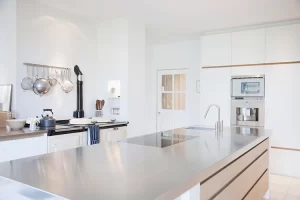 Cuisine moderne avec plan de travail en inox