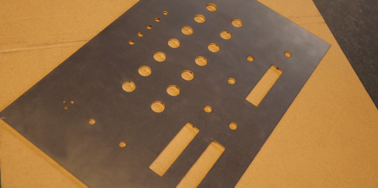 Platine sur mesure en métal avec perçages intérieurs - Ma Pièce Sur Mesure
